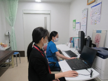 診察室で医師の隣につき、カルテの代行入力等を行う当院の医師事務作業補助者